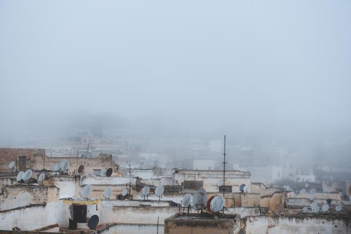 Dächer von Fès im Nebel Marokko thealkamalsontheroad