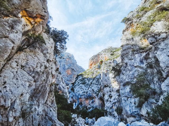 Felshänge in der Gola di Gorropu Sardinen thealkamalsontheroad