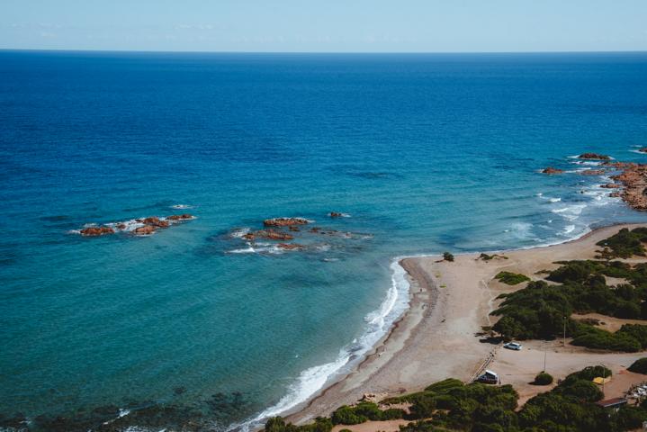 Blick von Is Seddas auf das Meer Sardinien thealkamalsontheroad