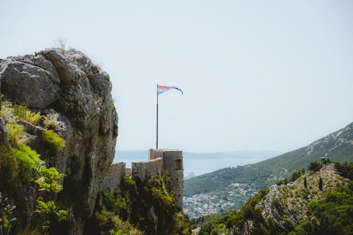 Festung Klis mit Flagge klis-kroatien-thealkamlsontheroad