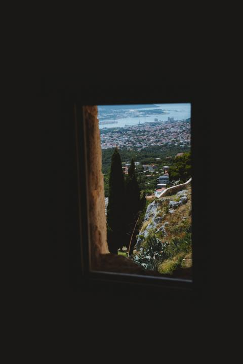 Fenster in der Festung Klis kroatien thealkamalsontheroad