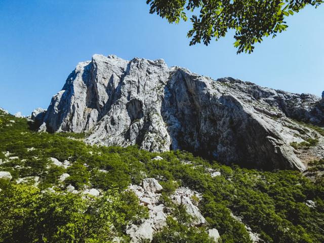 Felsen im Paklenica-Nationalpark Kroatien thealkamalsontheroad