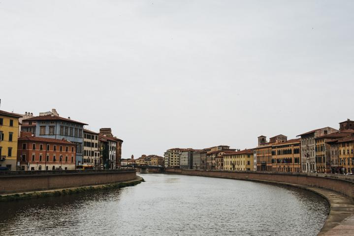 Häuser in Pisa mit Fluss Italien thealkamalsontheroad