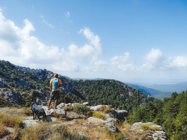 Alaa und Ryok auf einer Wanderung in den Bergen Sardiniens thealkamalsontheroad