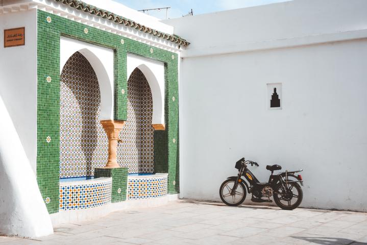 Brunnen mit Mofa in Rabat Marokko thealkamalsontheroad