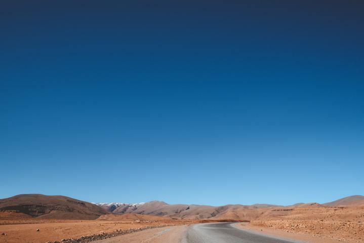 Straße in Marokko mit Blick auf die Berge thealkamalsontheroad