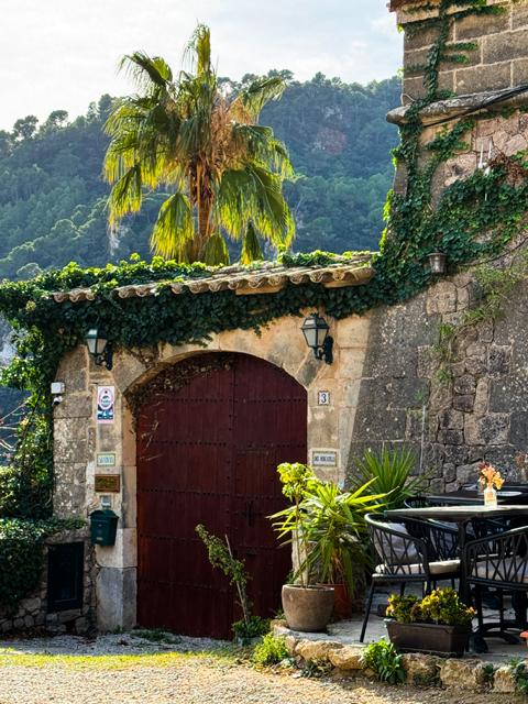 Tisch vor dem Restaurant Valldemossa Mallorca thealkamalsontheroad