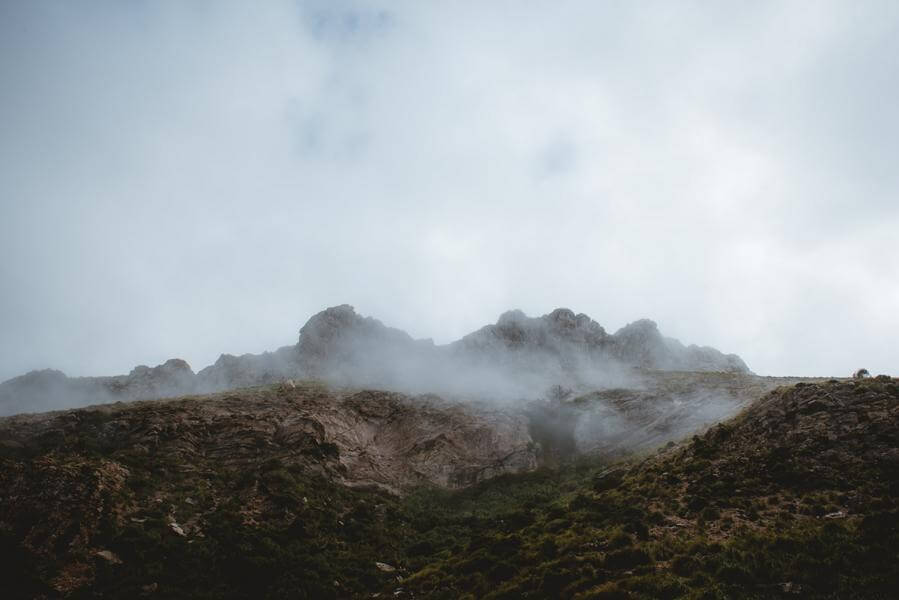 Blick auf den Puig Massanella im Nebel Mallorca thealkamalsontheroad