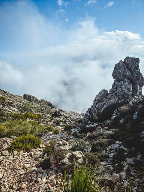 Felsen mit Nebel Puig de Massanella Mallorca thealkamalsontheroad