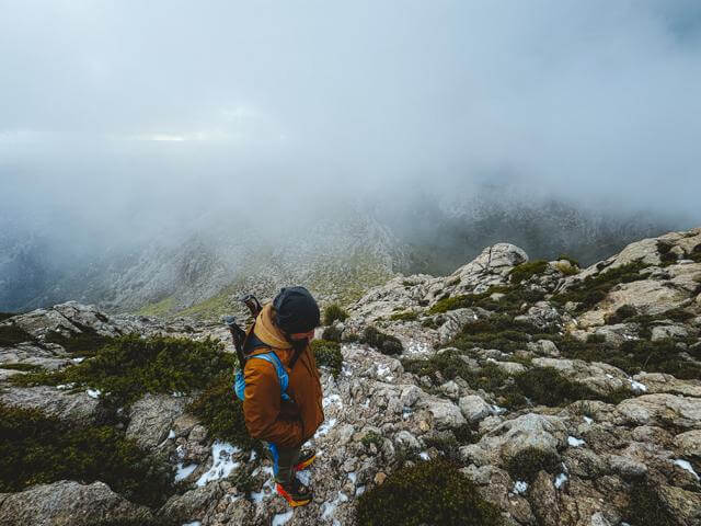 Alaa sucht den Weg am Abhang Puig de Massanella Mallorca thealkamalsontheroad