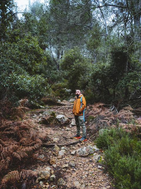 Alaa beim Aufstieg im Wald Puig de Massanella Mallorca thealkamalsontheroad