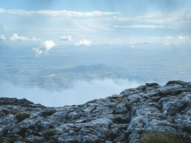 weiter Sicht über das Land Puig de Massanella Mallorca thealkamalsontheroad