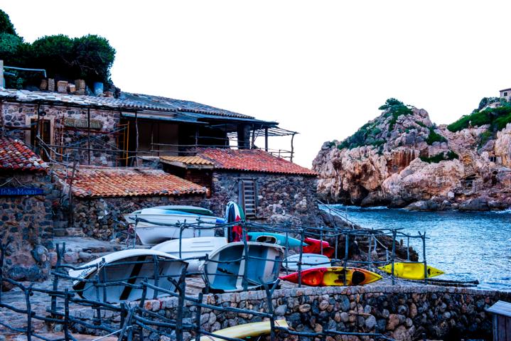 Restaurant an der Cala de Deià Mallorca thealkamalsontheroad