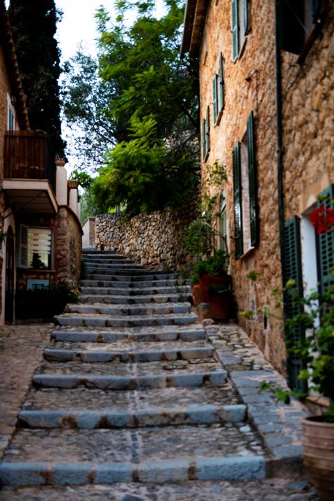 Treppen in Deià Mallorca thealkamalsontheroad