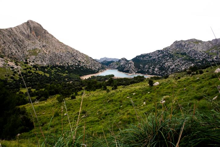 Stausee Gorg Blau in den Bergen Mallorca thealkamalsontheroad