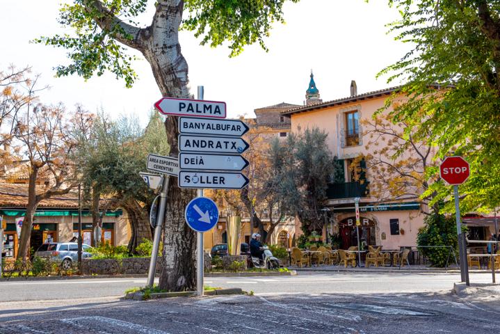 Hauptstraße in Valldemossa Mallorca thealkamalsontheroad