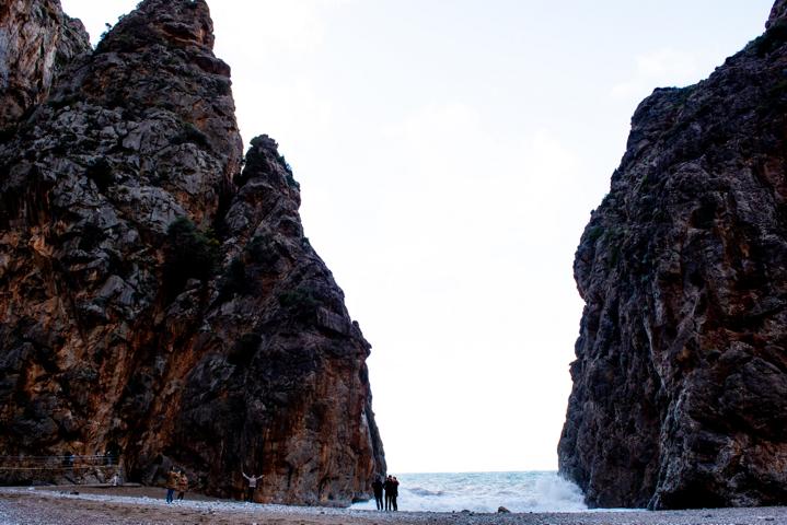 Blick aus der Schlucht Torrent de Pareis auf das Meer Mallorca thealkamalsontheroad