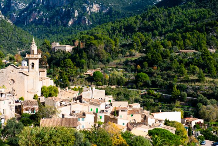 Valldemossa von einer Restaurantterrasse fotografiert Mallorca thealkamalsontheroad