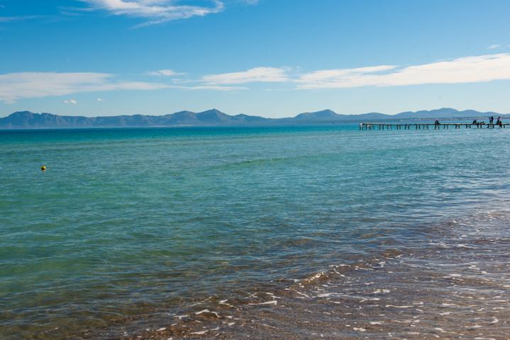 Holzbrücke ins Meer Alcudia Mallorca thealkamalsontheroad