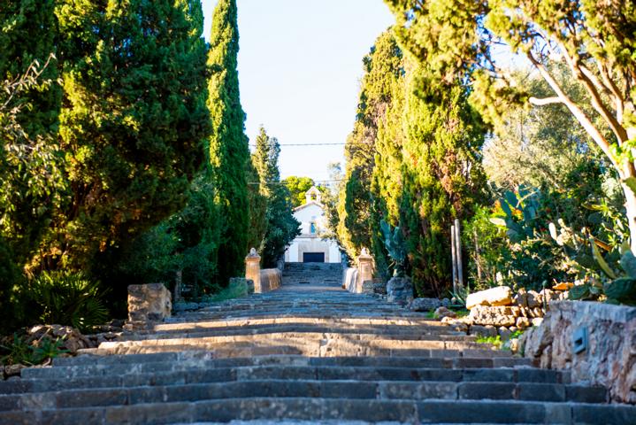 Treppe auf den Aussichtshügel Pollenca Mallorca thealkamalsontheroad