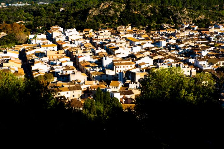 Blick auf die Dächer der Stadt Pollenca Mallorca thealkamalsontheroad