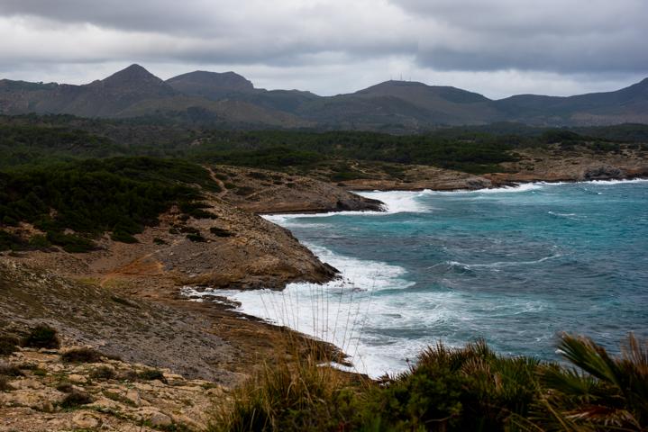 Wellen rauschen ans Land, Berge im Hintergrund Mallorca thealkamalsontheroad