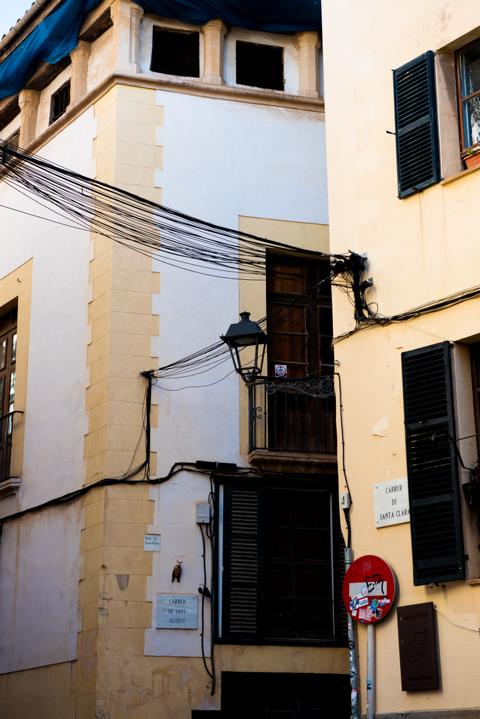 Straßenecke in Palma Mallorca thealkamalsontheroad