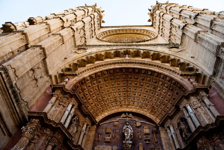 Kirchenportal in Palma Mallorca thealkamalsontheroad