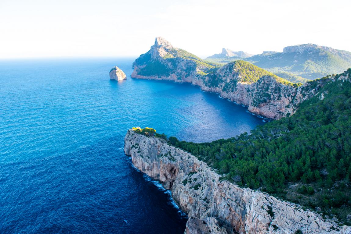 Cap de Formentor vom Aussichtspunkt gesehen Mallorca thealkamalsontheroad