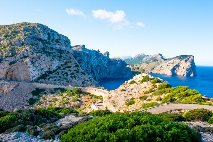 Serpentinreiche Straße am Cap de Formentor Mallorca thealkamalsontheroad