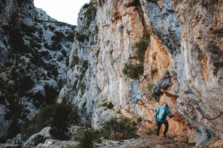 Wanderwegabschnitt mit Kette Tossals Verds Mallorca thealkamalsontheroad