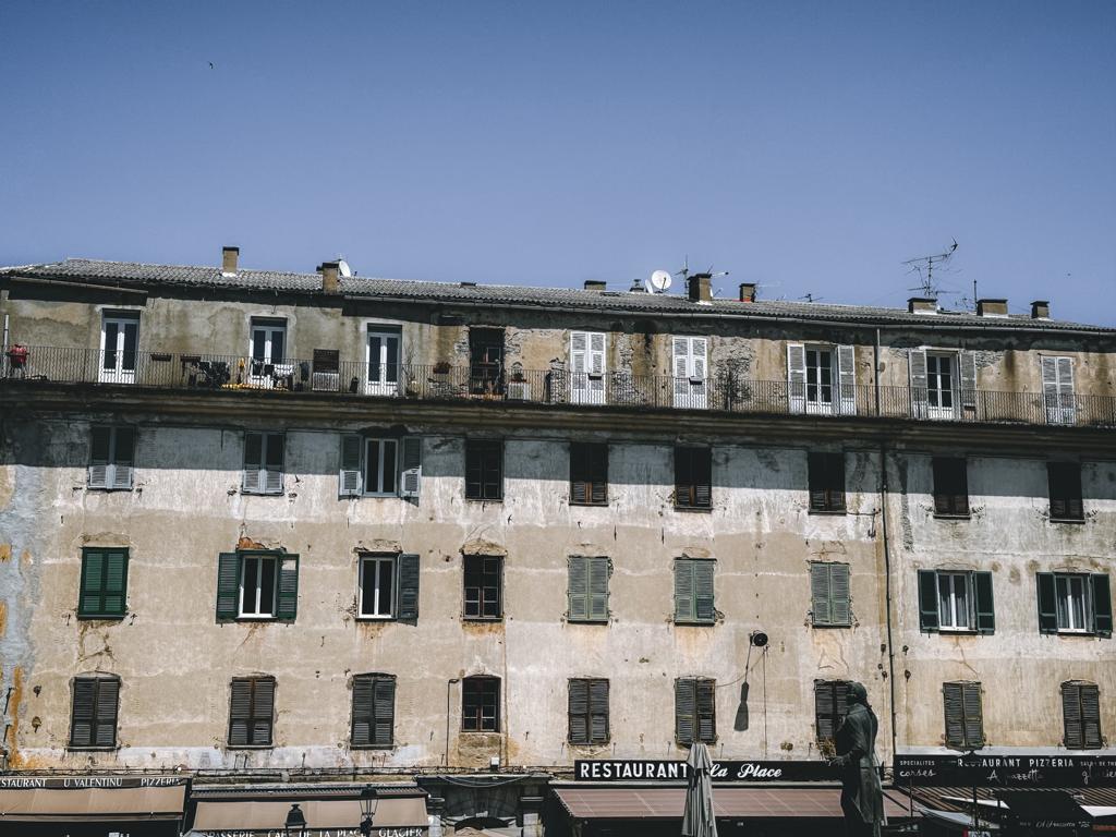 korsika-thealkamalsontheroad-19 Haus auf dem großen Platz in Corte