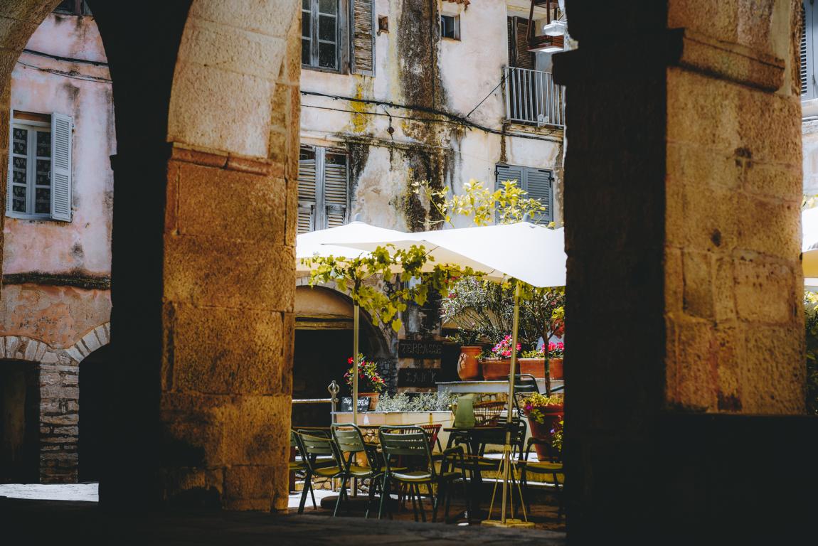 korsika-thealkamalsontheroad (20) Café in der Altstadt von Bonifacio