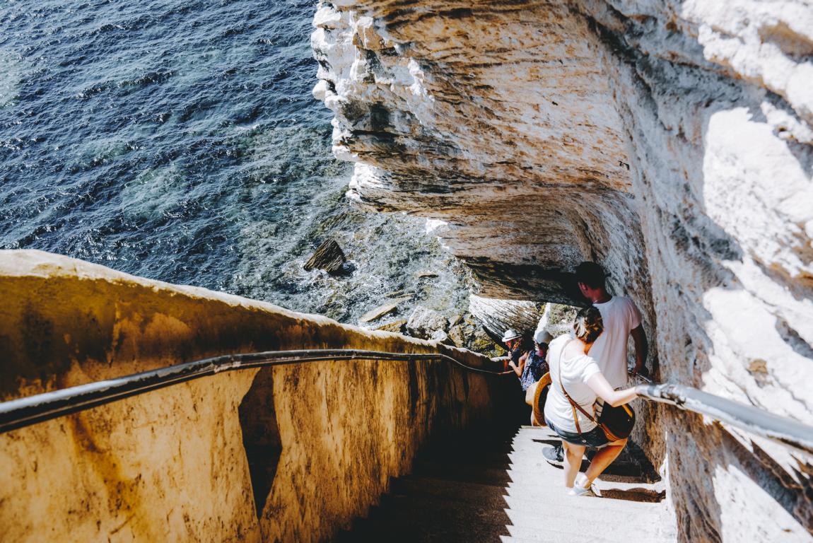 korsika-thealkamalsontheroad-3 Treppe des Königs in Bonifacio mit steilen Stufen