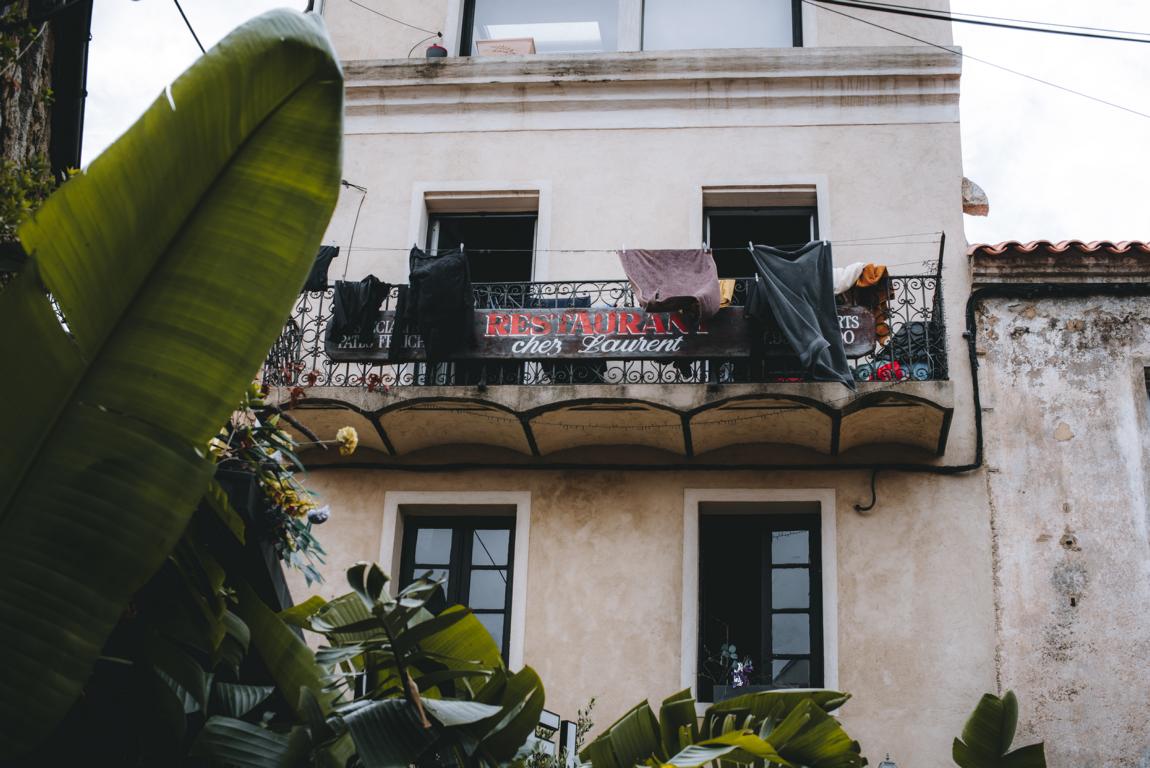 korsika-thealkamalsontheroad (4) Restaurant mit Bananenbaum vor dem Haus in Porto Vecchio
