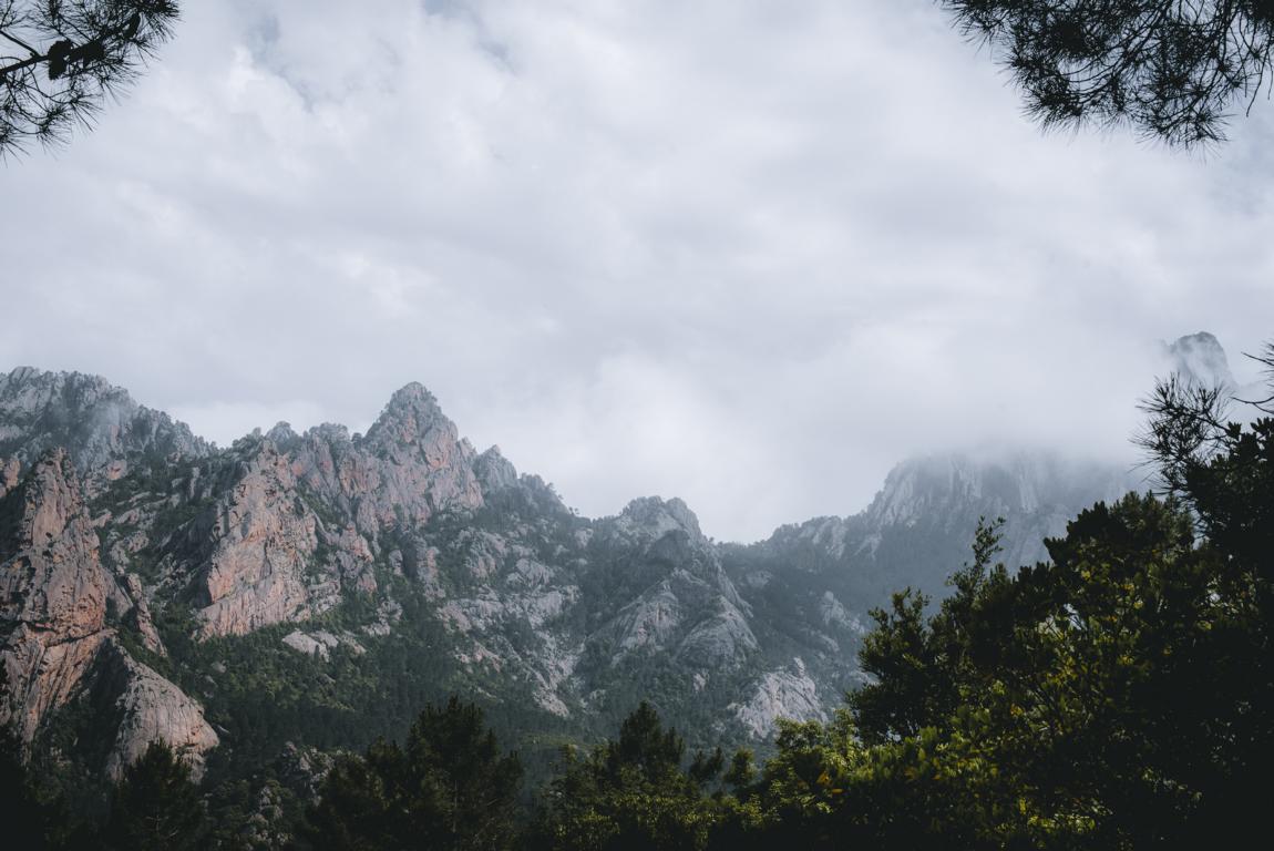 korsika-thealkamalsontheroad (6) berühmte Bavella-Gipfel mit Nebel