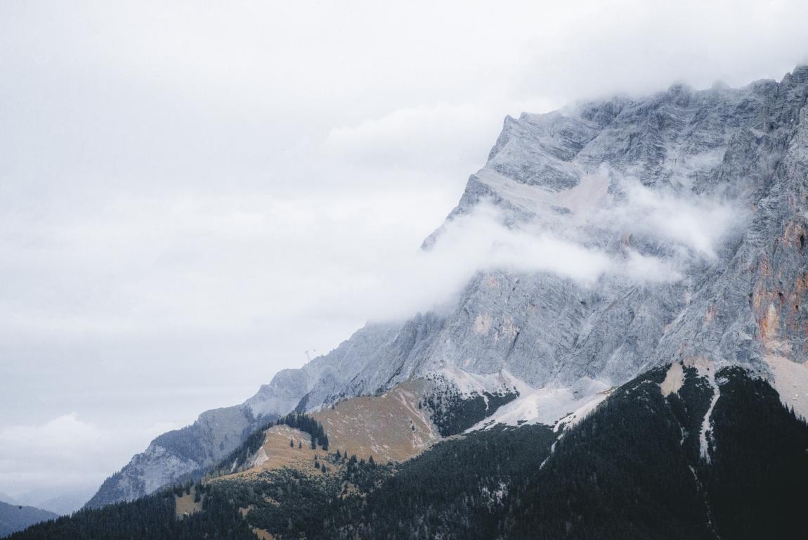 alpen-thealkamalsontheroad (24) Blick auf die Zugspitze mit Nebel