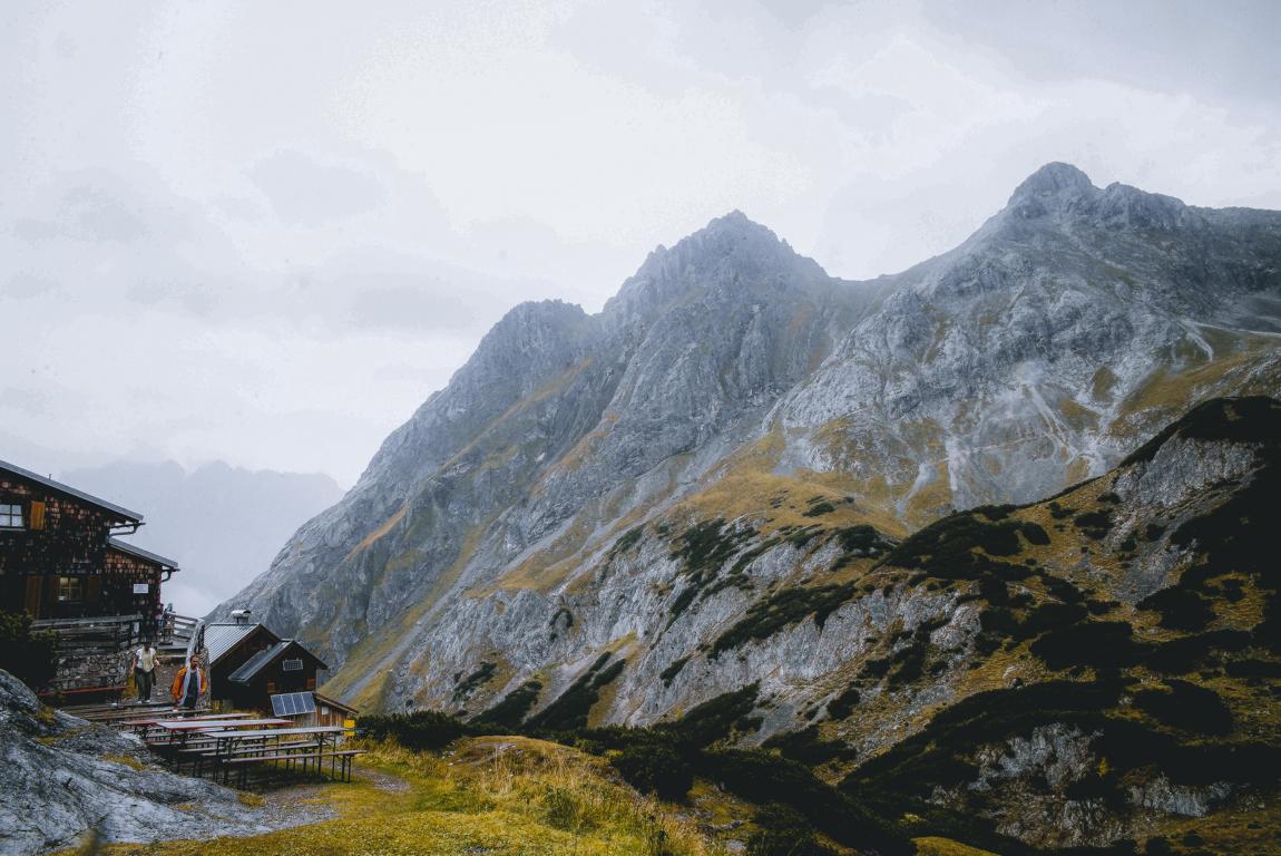 alpen-thealkamalsontheroad (27) Coburger Hütte mit Bergen