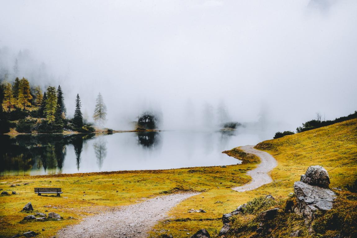 alpen-thealkamalsontheroad (29) Seeebensee mit Sitzbank und Nebel