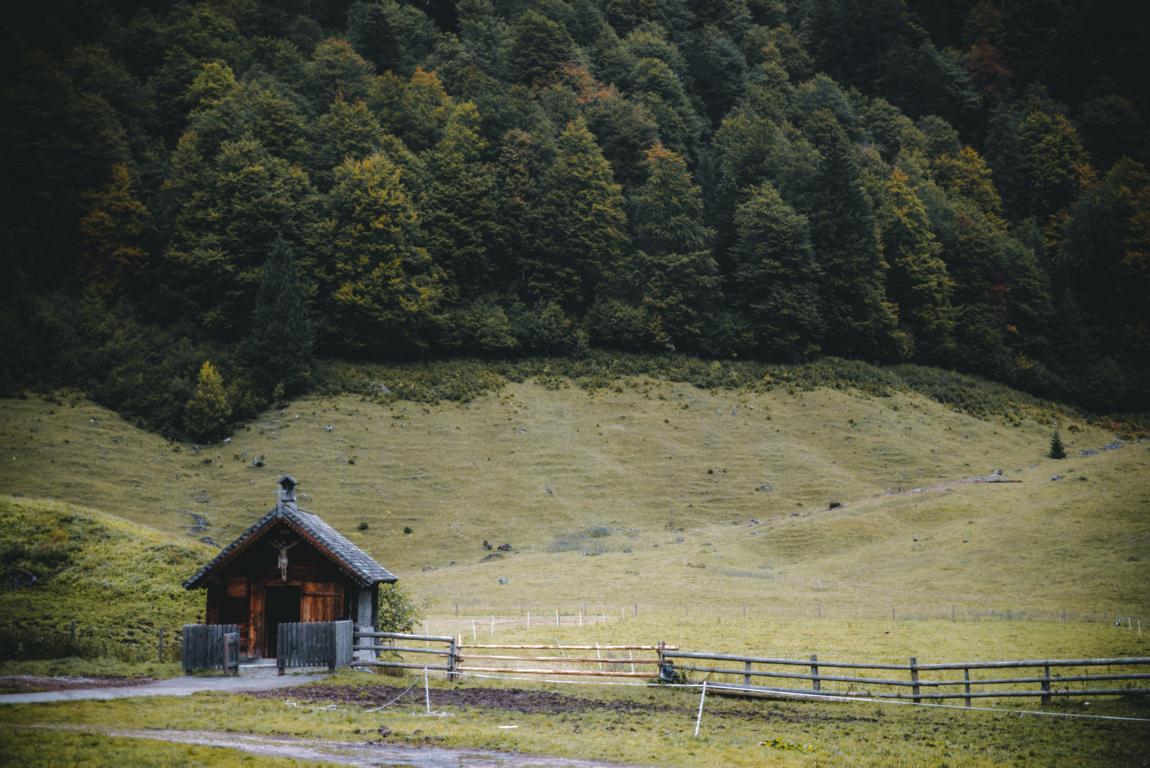 alpen-thealkamalsontheroad (31) Holzhütte am Wegrand mit Jesus