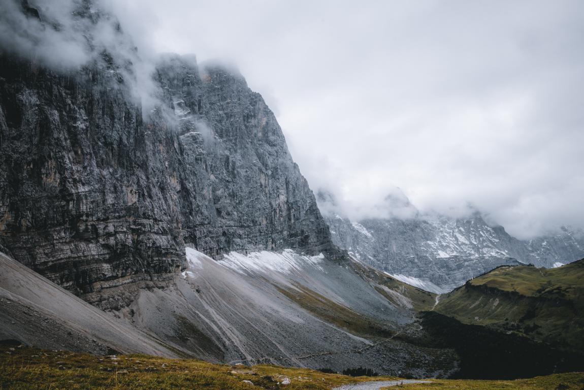 alpen-thealkamalsontheroad (36) hohe felswände und schmale Pfade