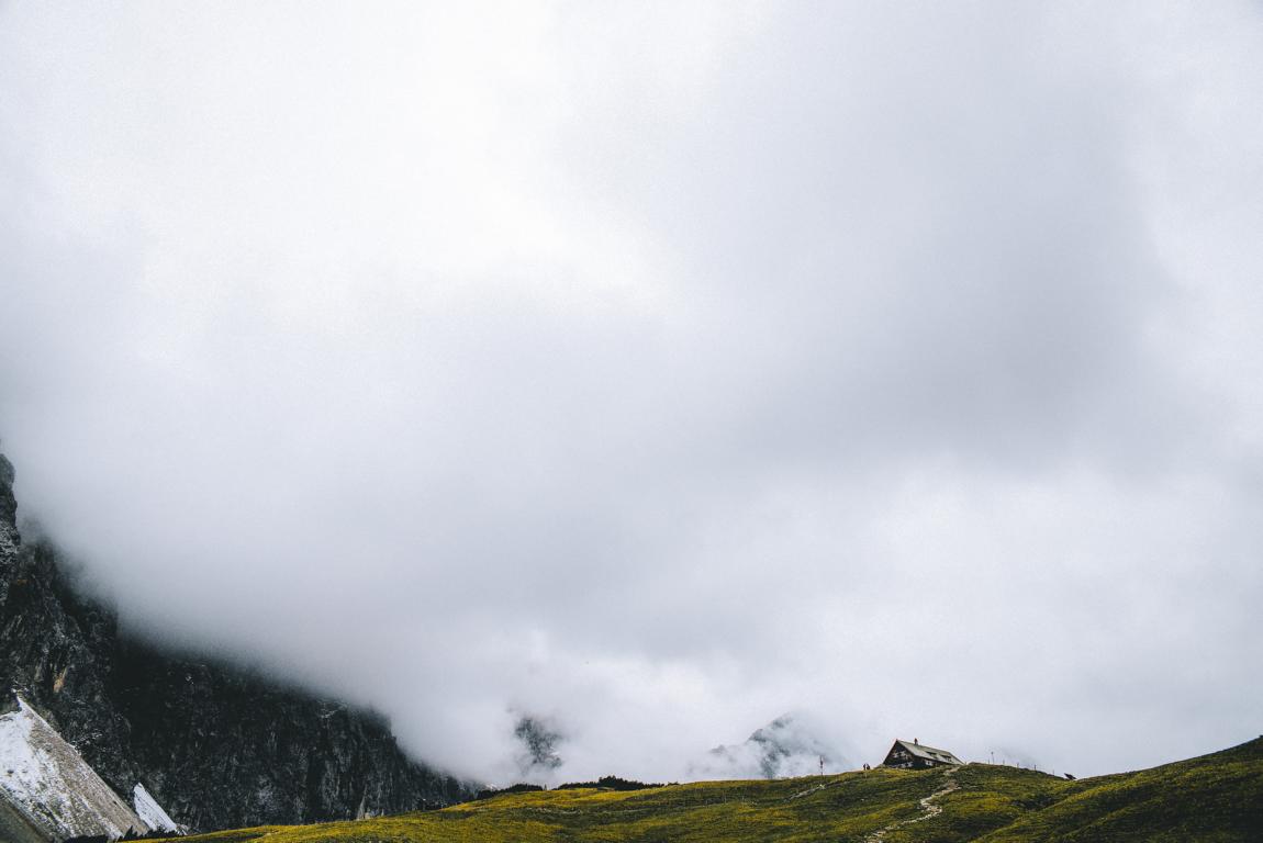 alpen-thealkamalsontheroad (37) Falkenhütte das Ziel der Wanderung am Horizont