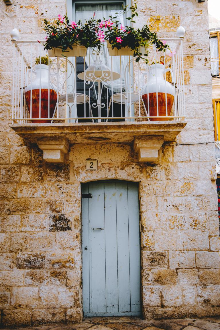 apulien-italien-thealkamalsontheroad (11) Hauseingang mit blauer Tür und Blumen auf dem Balkon