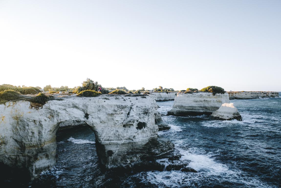 apulien-italien-thealkamalsontheroad (22) Spaziergänger auf dem Felsentor
