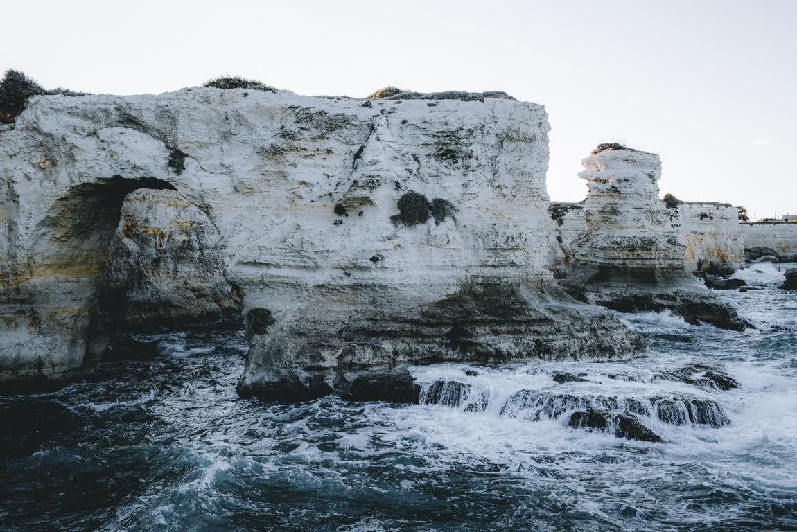 apulien-italien-thealkamalsontheroad (23) Felsentor mit brausenden Wellen