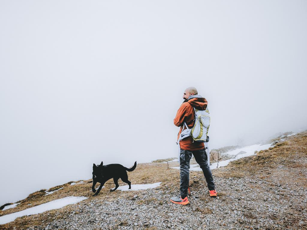 Alaa blickt auf den Nebel in den Bergen Kataloniens