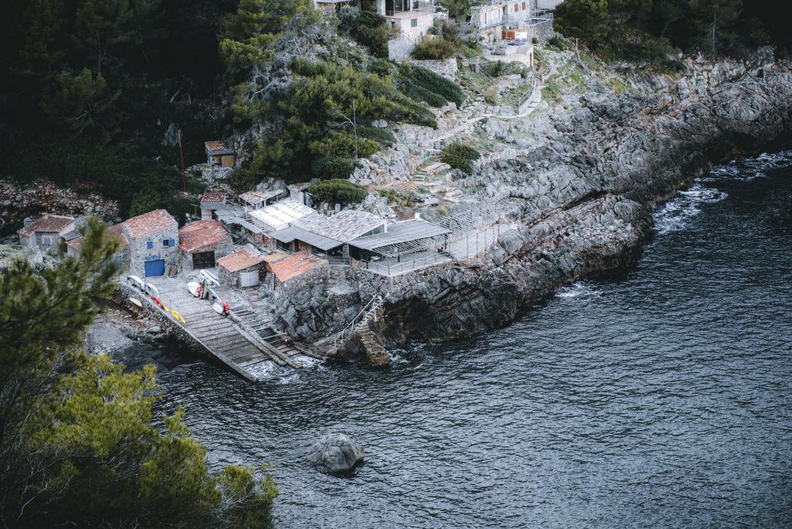 eine kleine Bucht auf Mallorca mit einem Restaurant