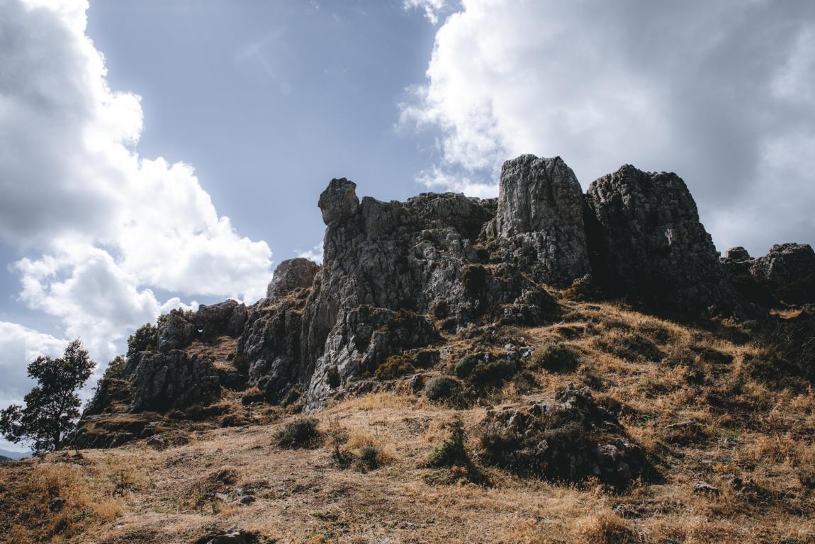 Monte Novo San Giovanni von unten mit felsigem Gelände