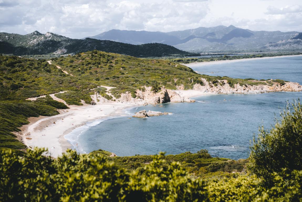 Küstenwandern auf Sardinien - Bucht mit weißem Sand auf Sardinien
