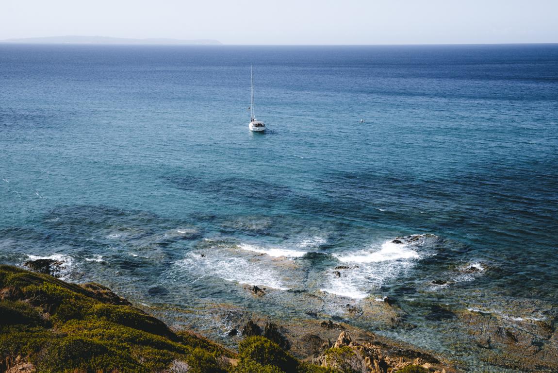 Boot auf dem Meer vor Sardinien
